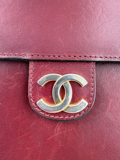 CHANEL Single Flap Square medium bordeaux GHW aus feinem Leder mit vergoldetem Doppel-C-Logo als Verschlussdetail