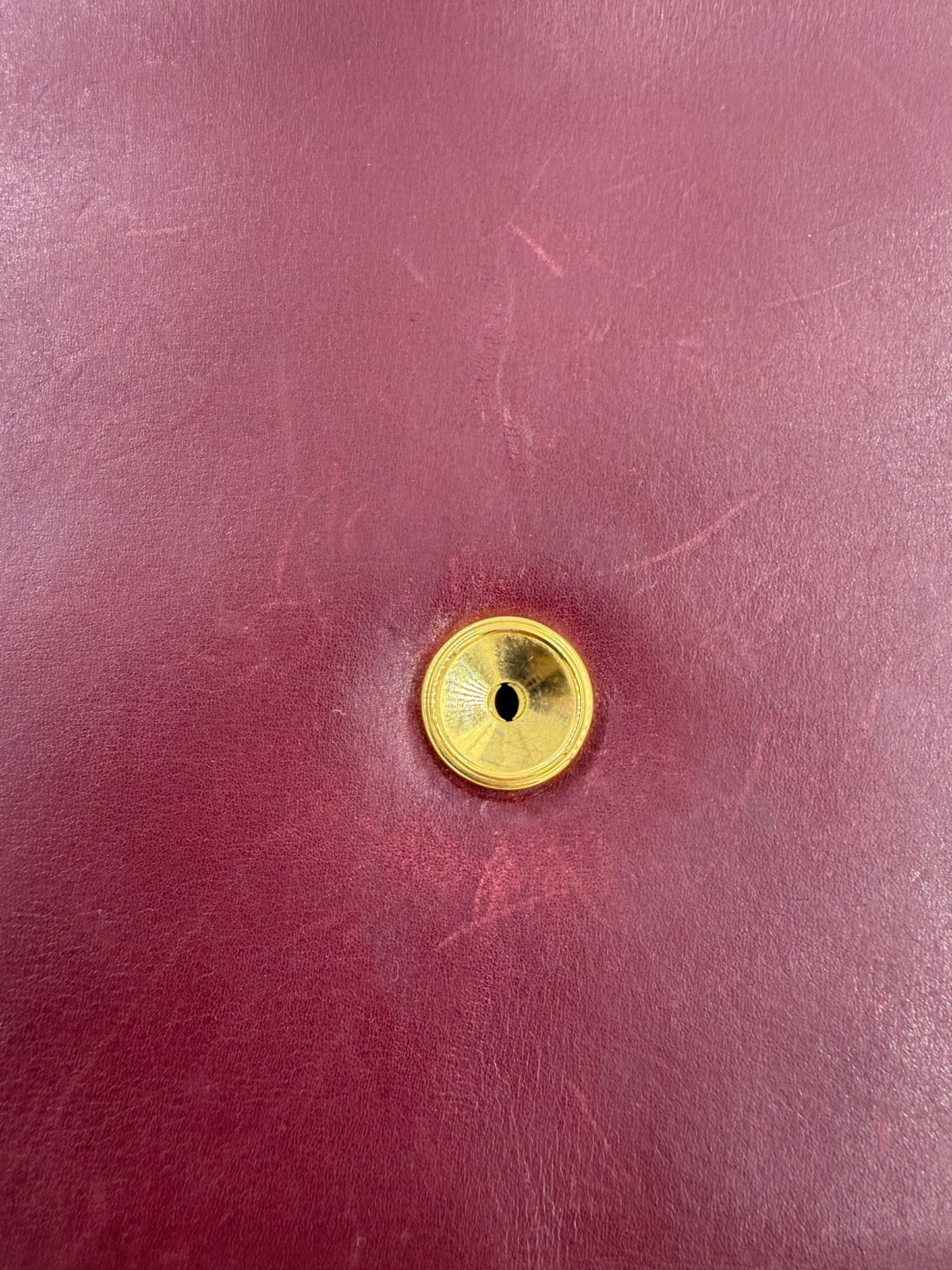 CHANEL Single Flap Square medium bordeaux GHW Detailaufnahme des goldfarbenen Verschlusses auf feinem Leder