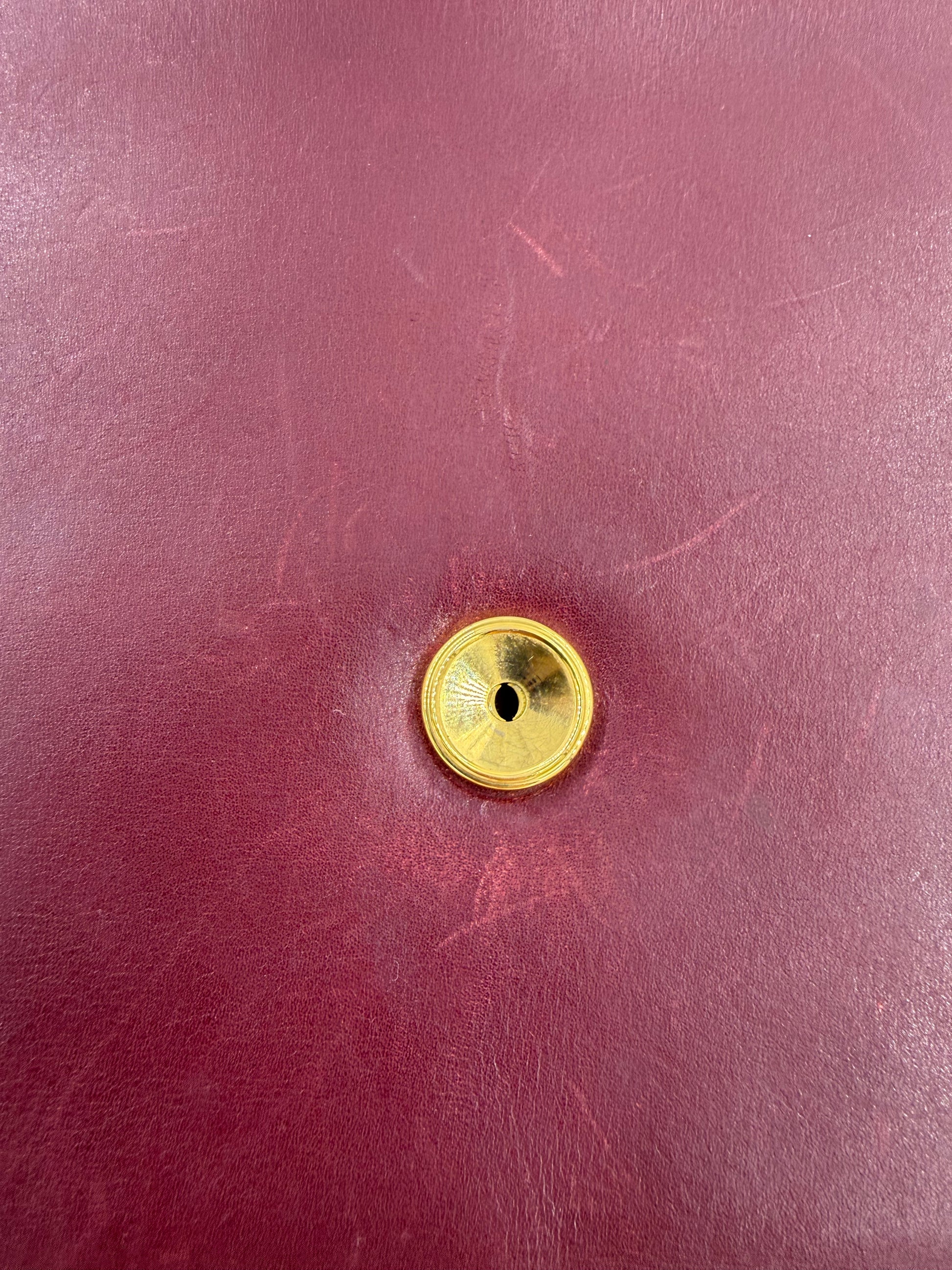 CHANEL Single Flap Square medium bordeaux GHW Detailaufnahme des goldfarbenen Verschlusses auf feinem Leder