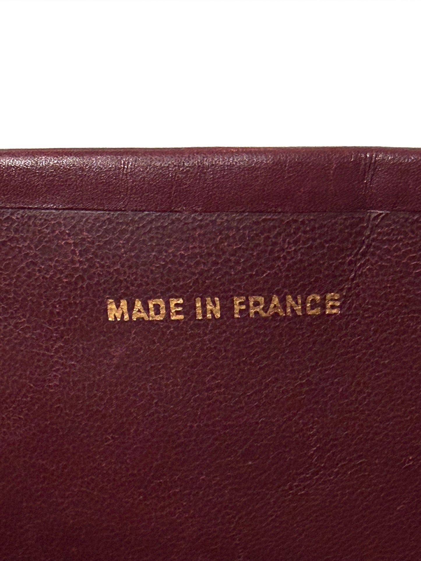 CHANEL Single Flap Square medium bordeaux GHW Prägung „Made in France“ auf feinem Leder innen am Taschenrand