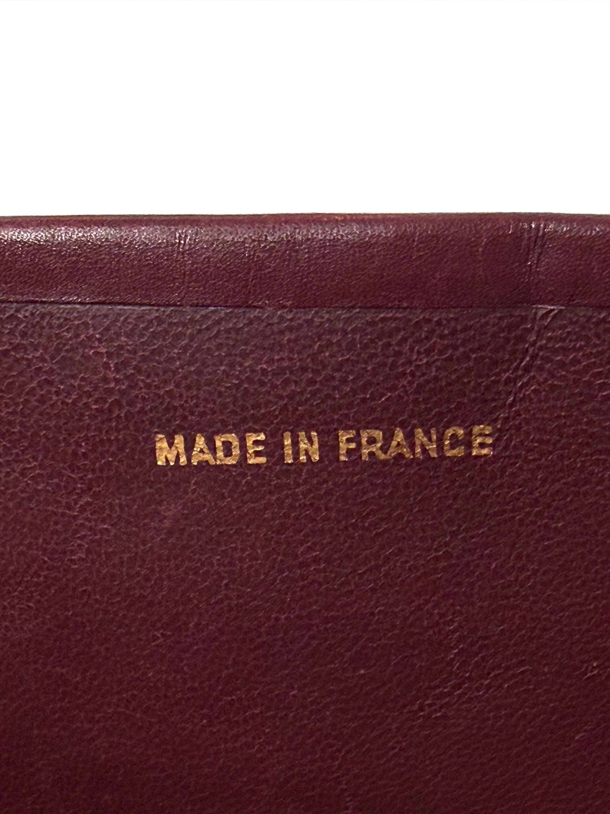 CHANEL Single Flap Square medium bordeaux GHW Prägung „Made in France“ auf feinem Leder innen am Taschenrand