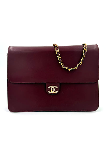 CHANEL Single Flap Square medium bordeaux GHW aus Leder mit goldfarbenem Kettenriemen und dezentem Logoverschluss