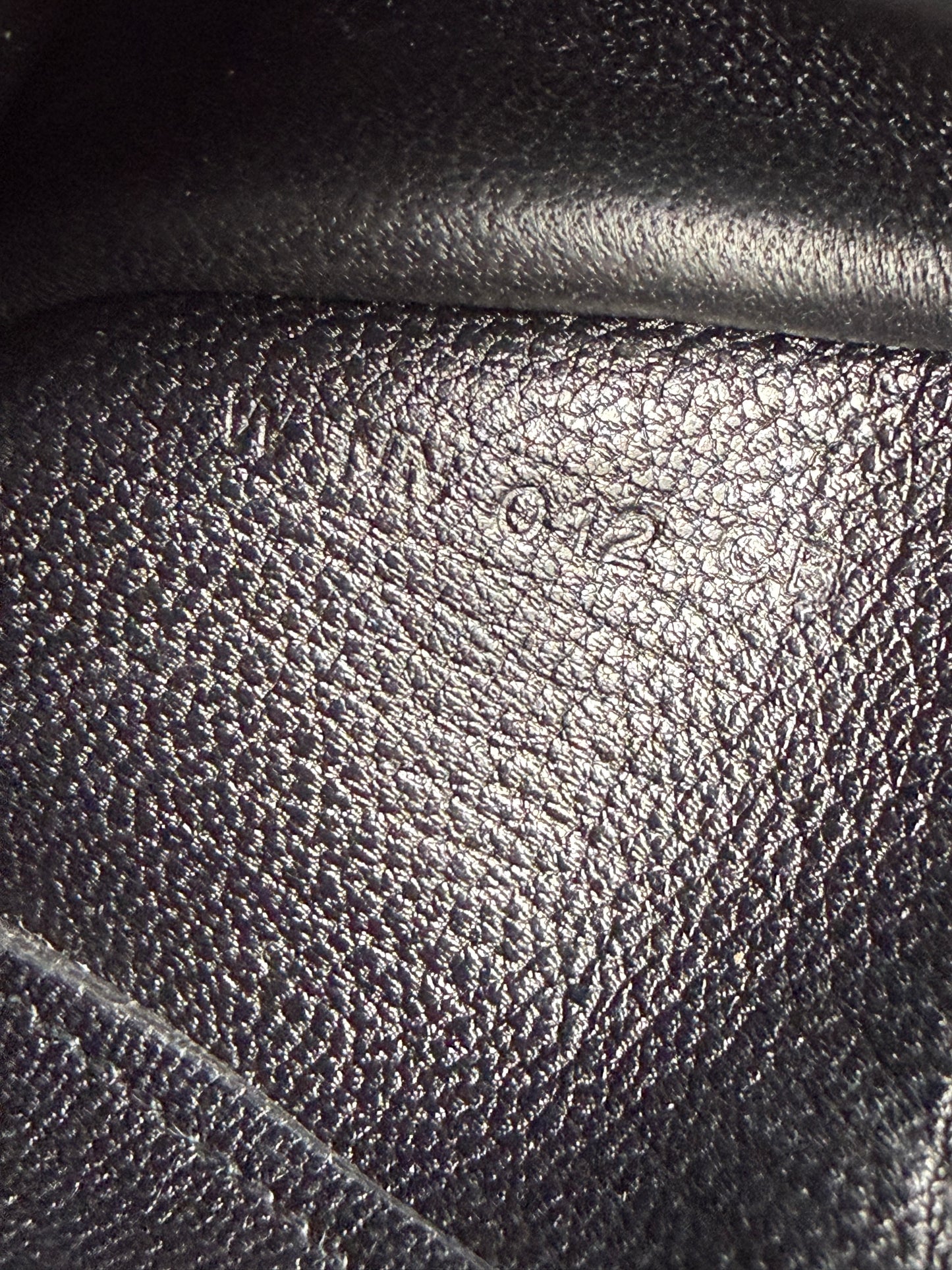 HERMÈS Kelly to Go Mysore schwarz Electrum Prägung auf genarbtem Leder sichtbar im Innenfach der Handtasche