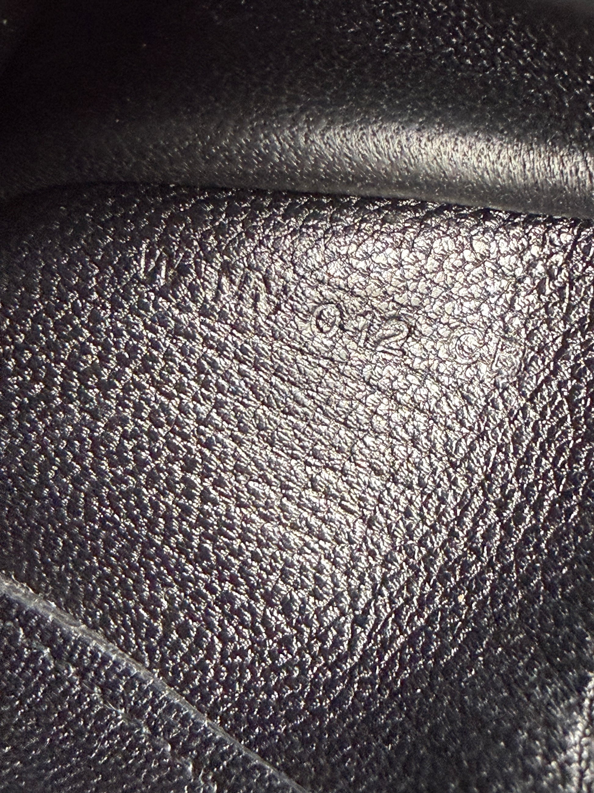 HERMÈS Kelly to Go Mysore schwarz Electrum Prägung auf genarbtem Leder sichtbar im Innenfach der Handtasche