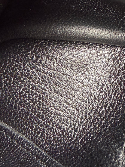 HERMÈS Kelly to Go Mysore schwarz Electrum Prägung auf genarbtem Leder sichtbar im Innenfach der Handtasche
