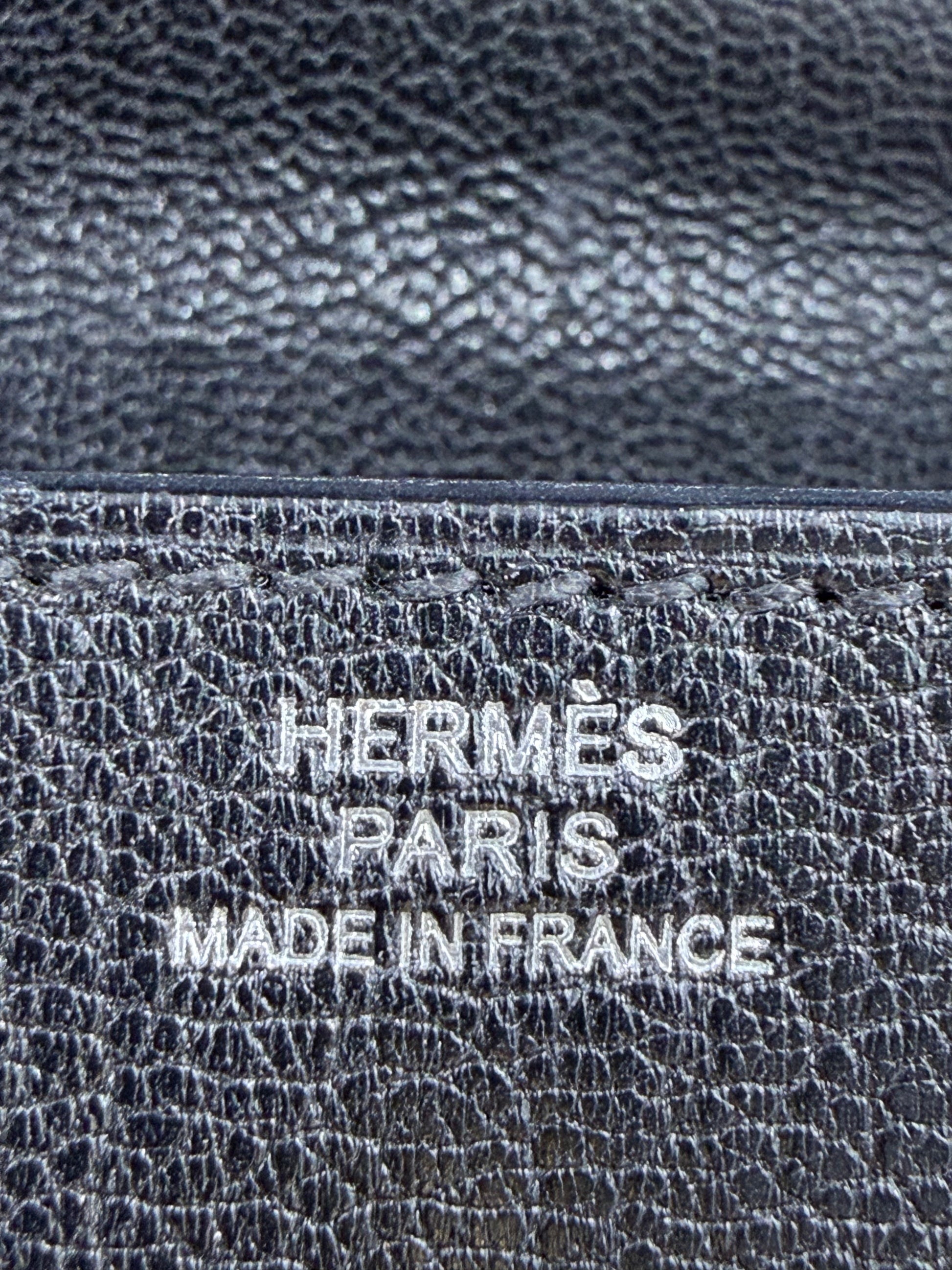 HERMÈS Kelly to Go Mysore schwarz Electrum Prägung auf genarbtem Leder mit Herkunftsangabe Frankreich
