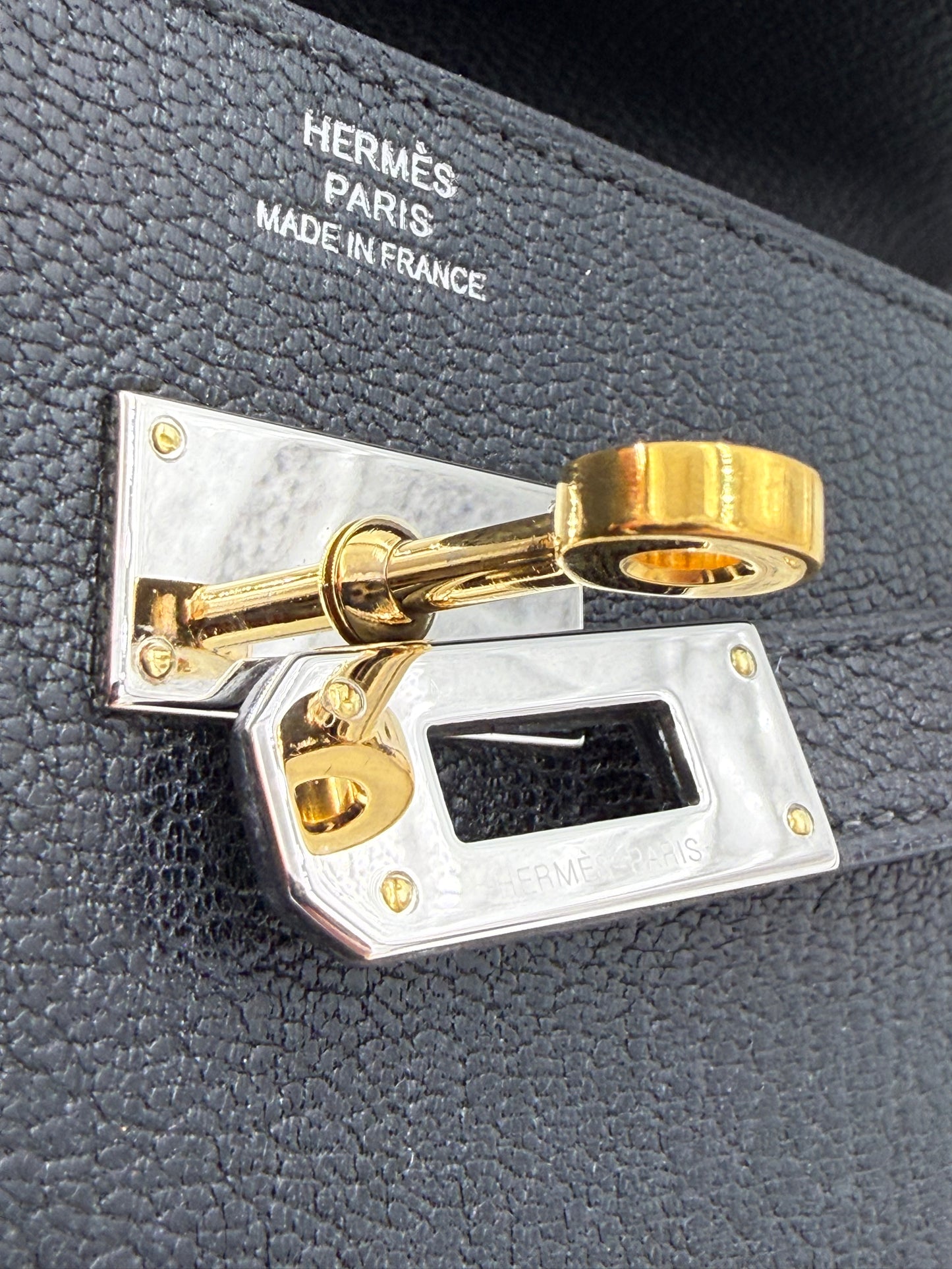 HERMÈS Kelly to Go Mysore schwarz Electrum Nahaufnahme des zweifarbigen Schlosses auf genarbtem Leder