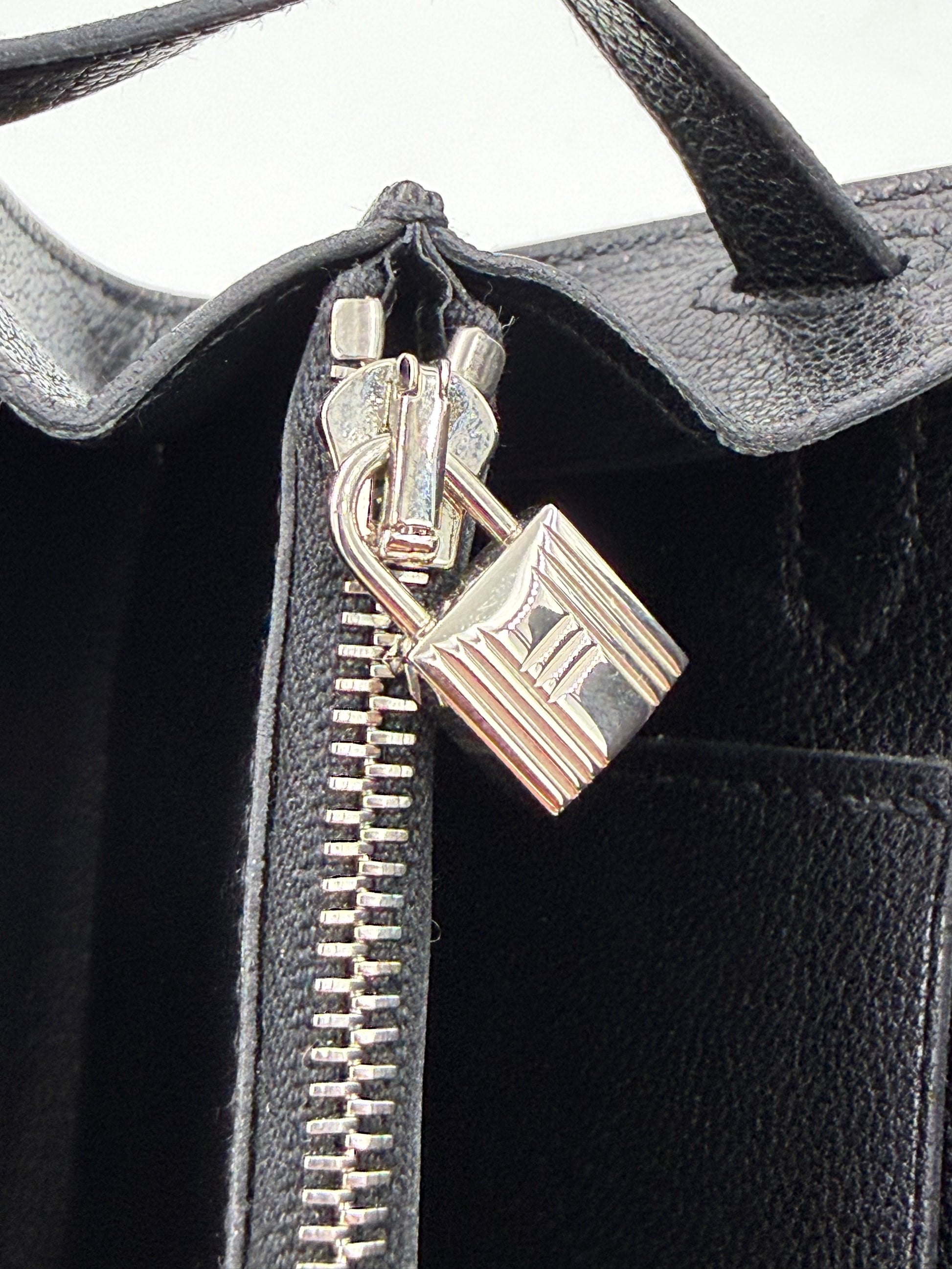 HERMÈS Kelly to Go Mysore schwarz Electrum Nahaufnahme des silberfarbenen Schlossanhängers an genarbtem Leder