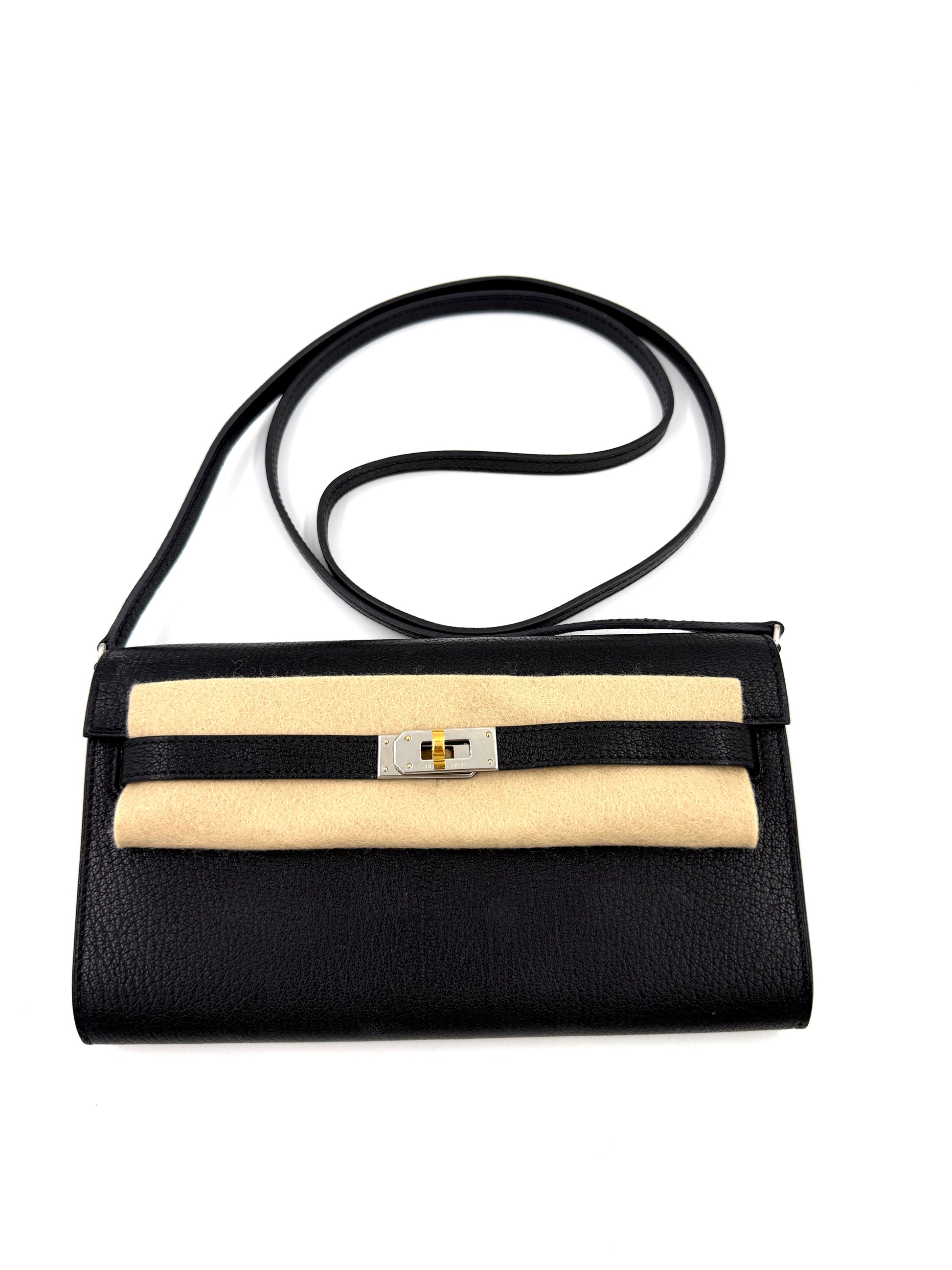 HERMÈS Kelly to Go Mysore schwarz Electrum elegante Handtasche aus genarbtem Leder mit silberfarbenem Verschluss und Trageriemen