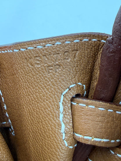 HERMÈS Birkin 25 Togo Gold GHW Fullset Nahaufnahme der Prägung und feiner weißer Ziernähte auf braunem genarbtem Leder