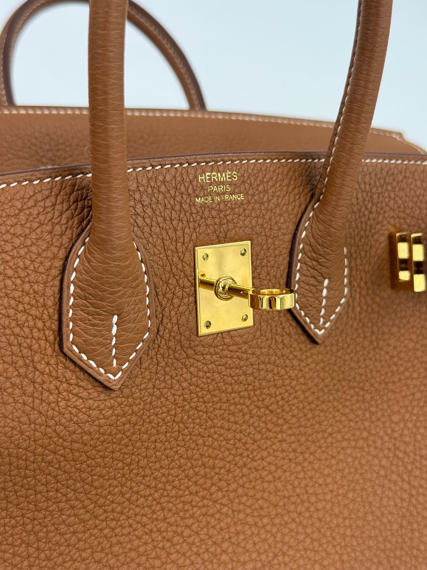 HERMÈS Birkin 25 Togo Gold GHW Fullset genarbtes Leder in Braun mit goldfarbenem Schloss und weißen Ziernähten