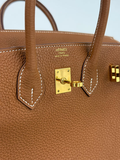 HERMÈS Birkin 25 Togo Gold GHW Fullset genarbtes Leder in Braun mit goldfarbenem Schloss und weißen Ziernähten