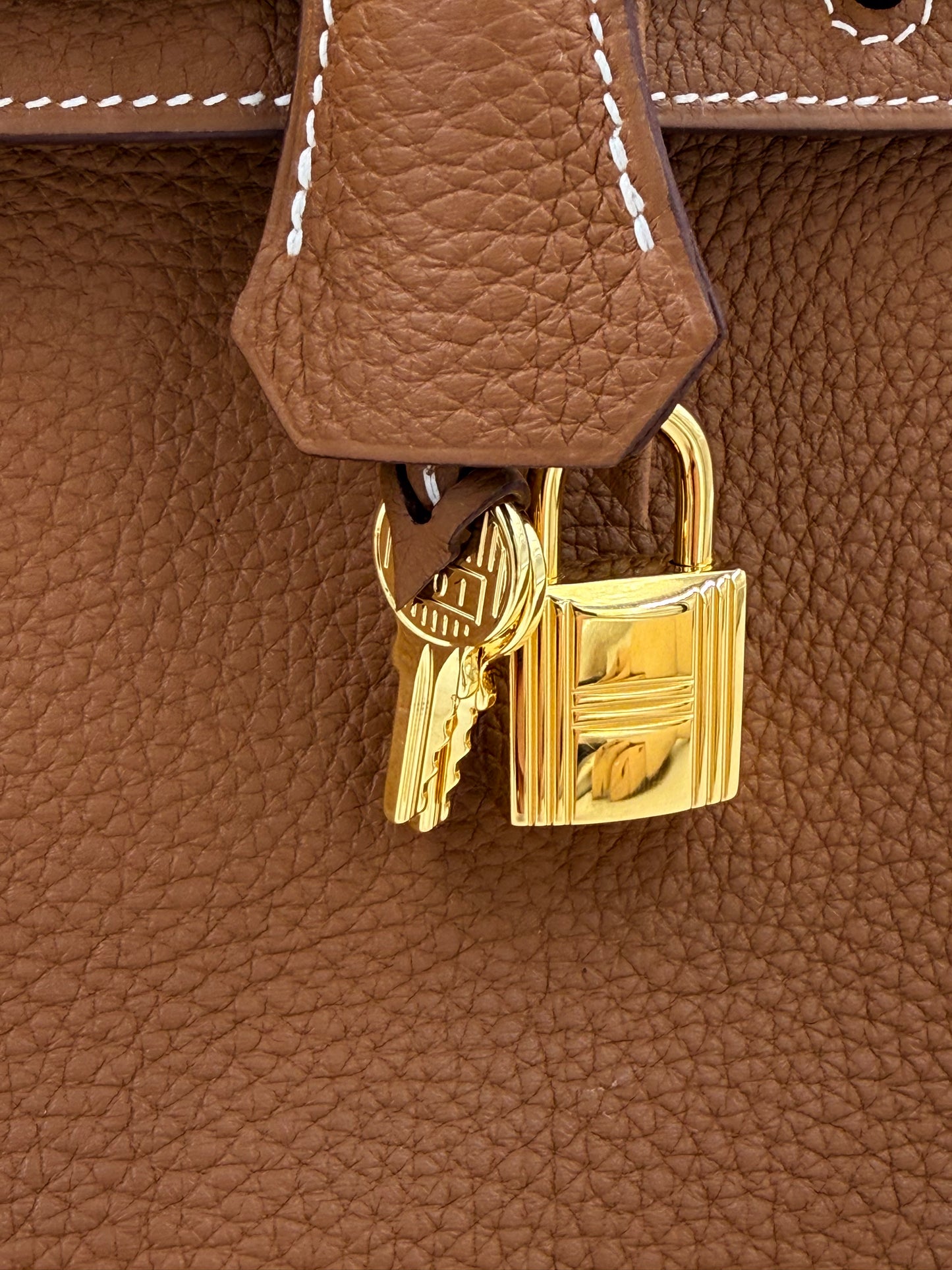 HERMÈS Birkin 25 Togo Gold GHW Fullset goldfarbenes Vorhängeschloss mit Schlüssel an genarbtem Leder in Braun