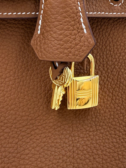 HERMÈS Birkin 25 Togo Gold GHW Fullset goldfarbenes Vorhängeschloss mit Schlüssel an genarbtem Leder in Braun