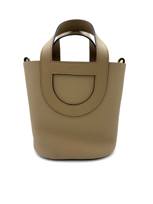 HERMÈS Loop 18 Sauge Handtasche aus genarbtem Leder in dezentem Salbeigrün mit einzigartigem Design und Griffdetails