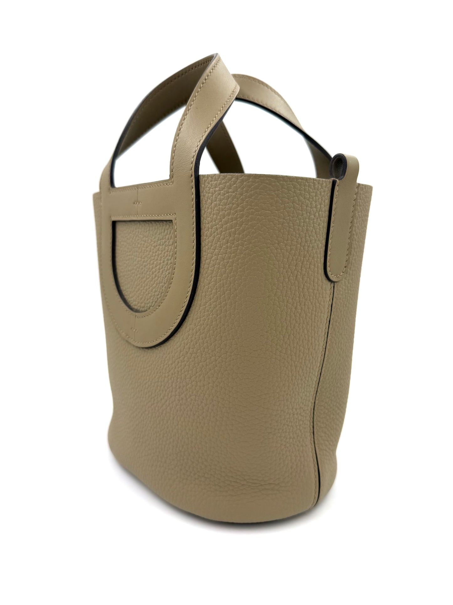 HERMÈS Loop 18 Sauge Handtasche aus geschmeidigem genarbtem Leder in natürlichem Salbeigrün mit modernem Henkel-Design