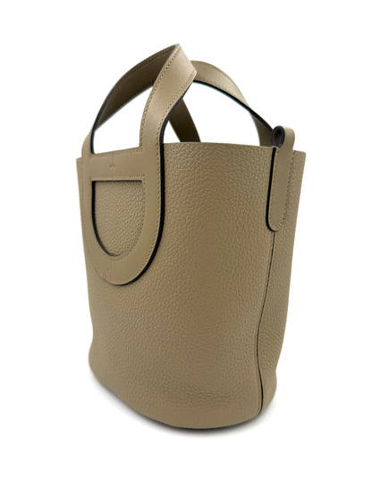 HERMÈS Loop 18 Sauge Handtasche aus geschmeidigem genarbtem Leder in natürlichem Salbeigrün mit modernem Henkel-Design