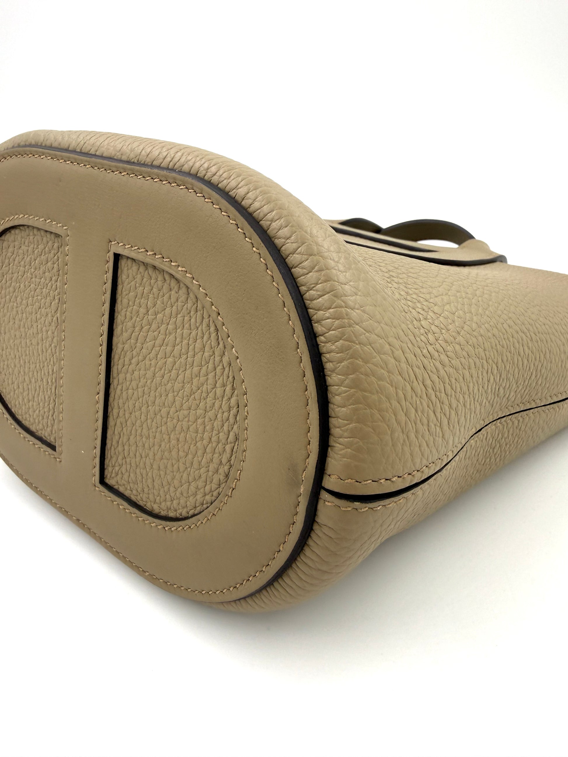 HERMÈS Loop 18 Sauge Handtasche aus genarbtem Leder in hellem Salbeigrün mit abgerundetem Boden und Dekornaht