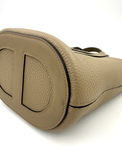 HERMÈS Loop 18 Sauge Handtasche aus genarbtem Leder in hellem Salbeigrün mit abgerundetem Boden und Dekornaht