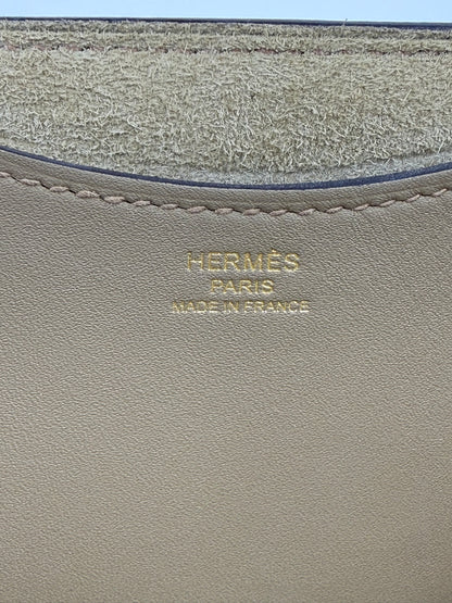 HERMÈS Loop 18 Sauge Detailansicht des goldfarbenen Logos und der feinen Naht auf geschmeidigem Leder in Salbeigrün