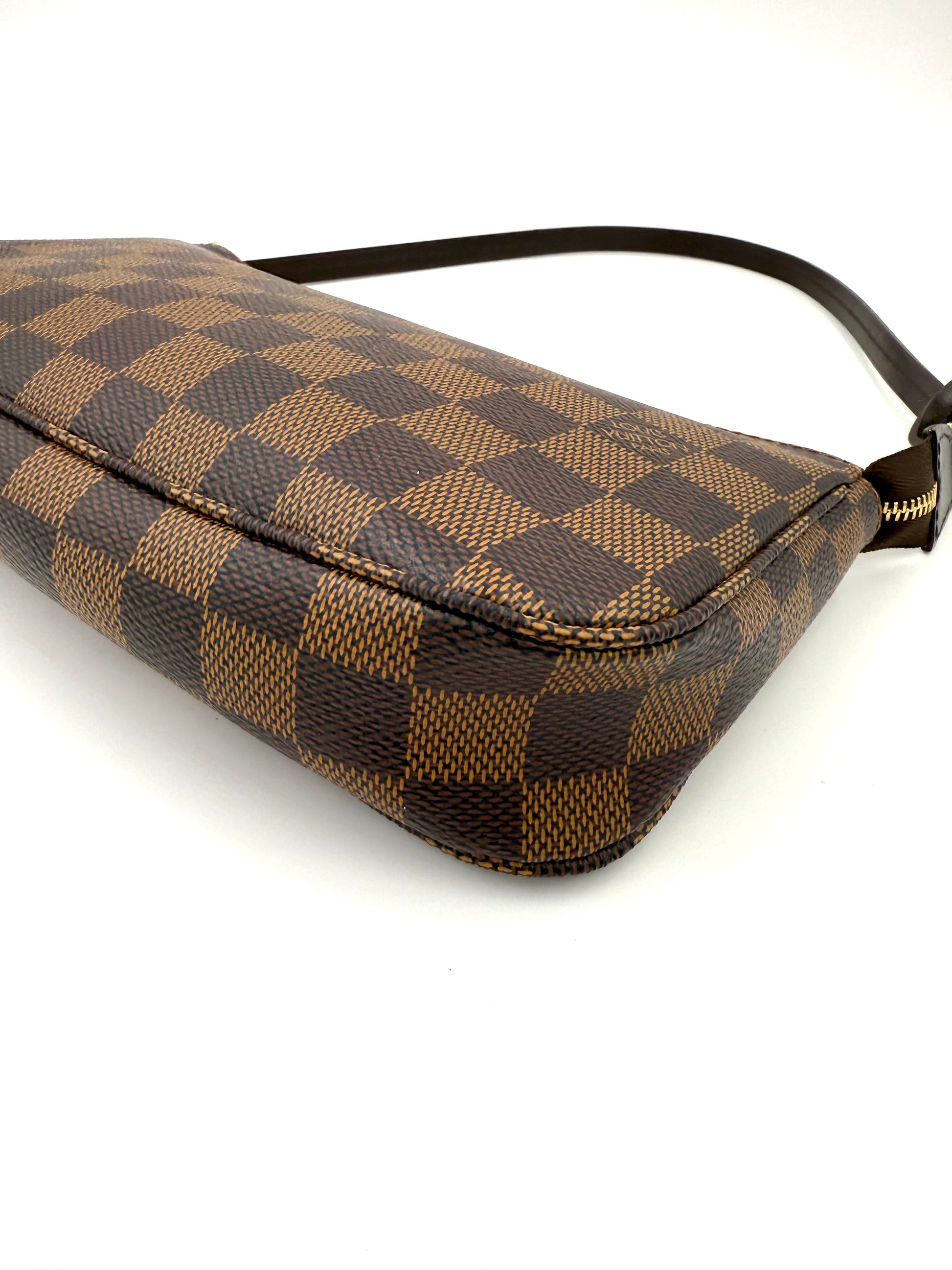 LOUIS VUITTON Pochette Accessoires NM Damier Ebene – Clutch Macarons