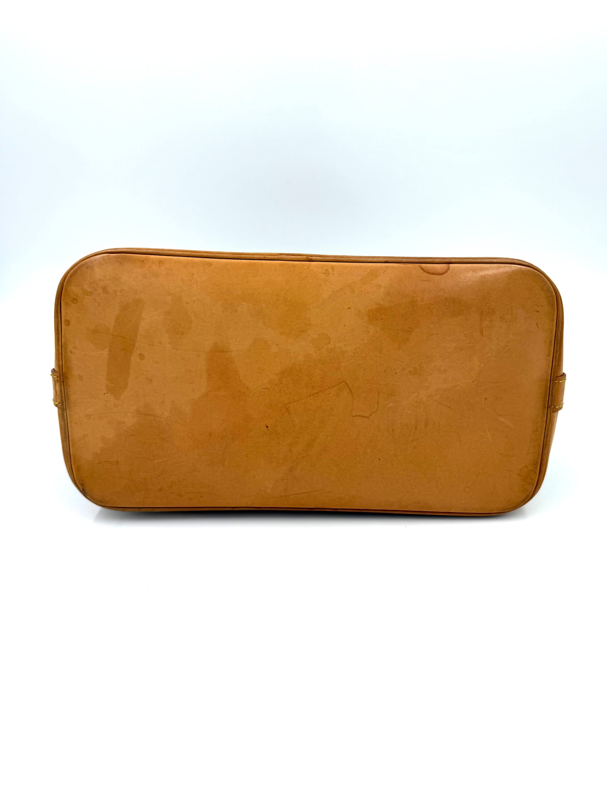 LOUIS VUITTON Alma PM Monogram Canvas Bodenansicht mit markantem braunem Leder und Gebrauchsspuren