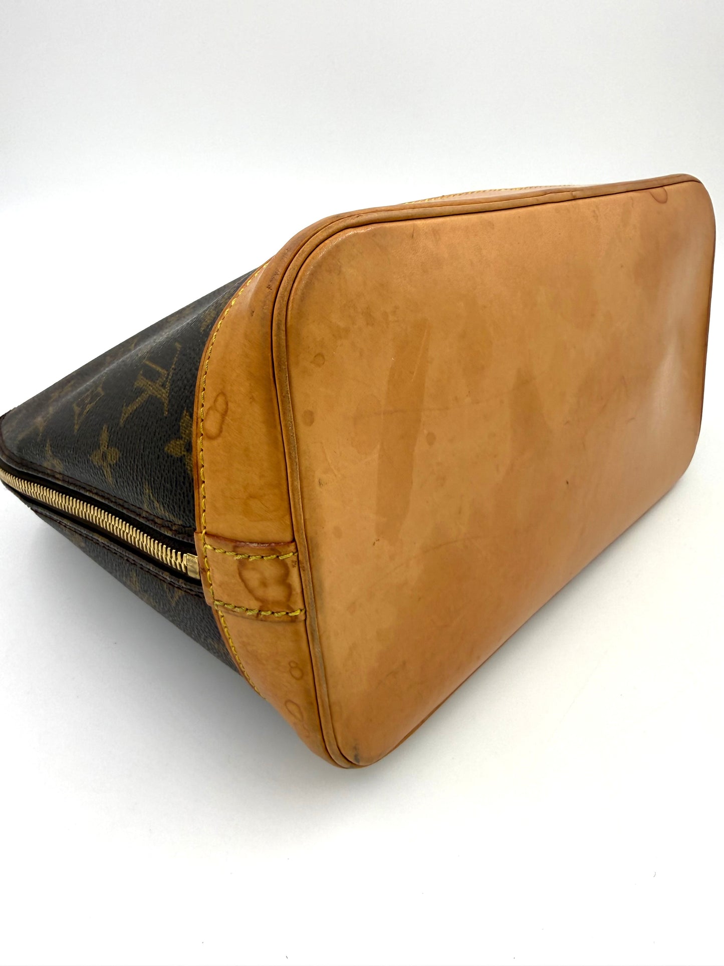 LOUIS VUITTON Alma PM Monogram Canvas Boden aus hellem Leder mit sichtbaren Gebrauchsspuren und Vintage-Charme