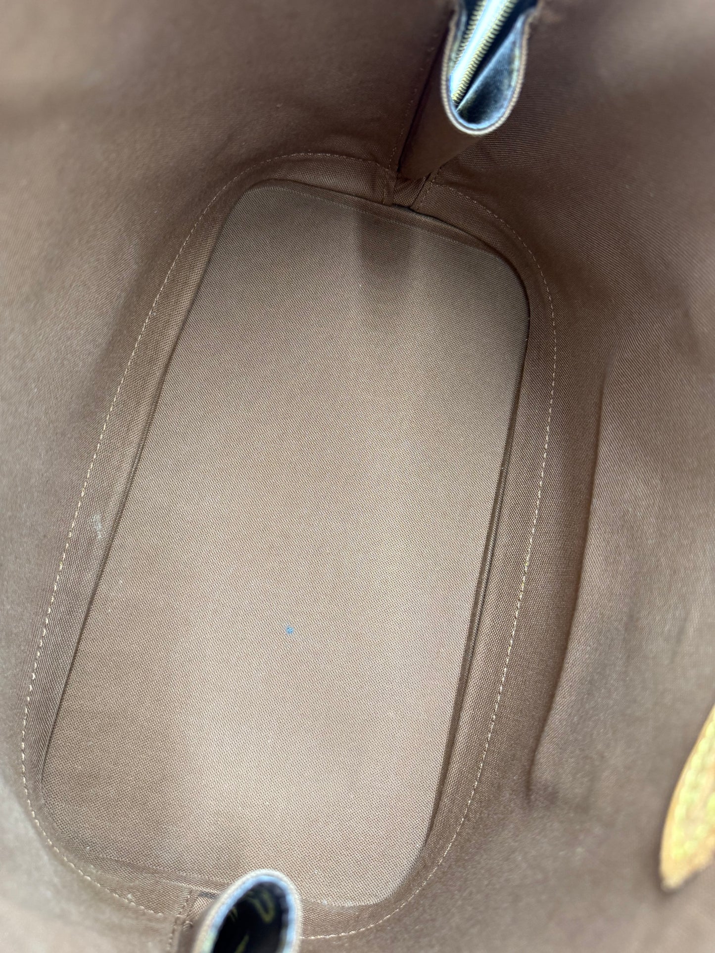 LOUIS VUITTON Alma PM Monogram Canvas Innenansicht mit braunem Stofffutter und Reißverschlusstasche