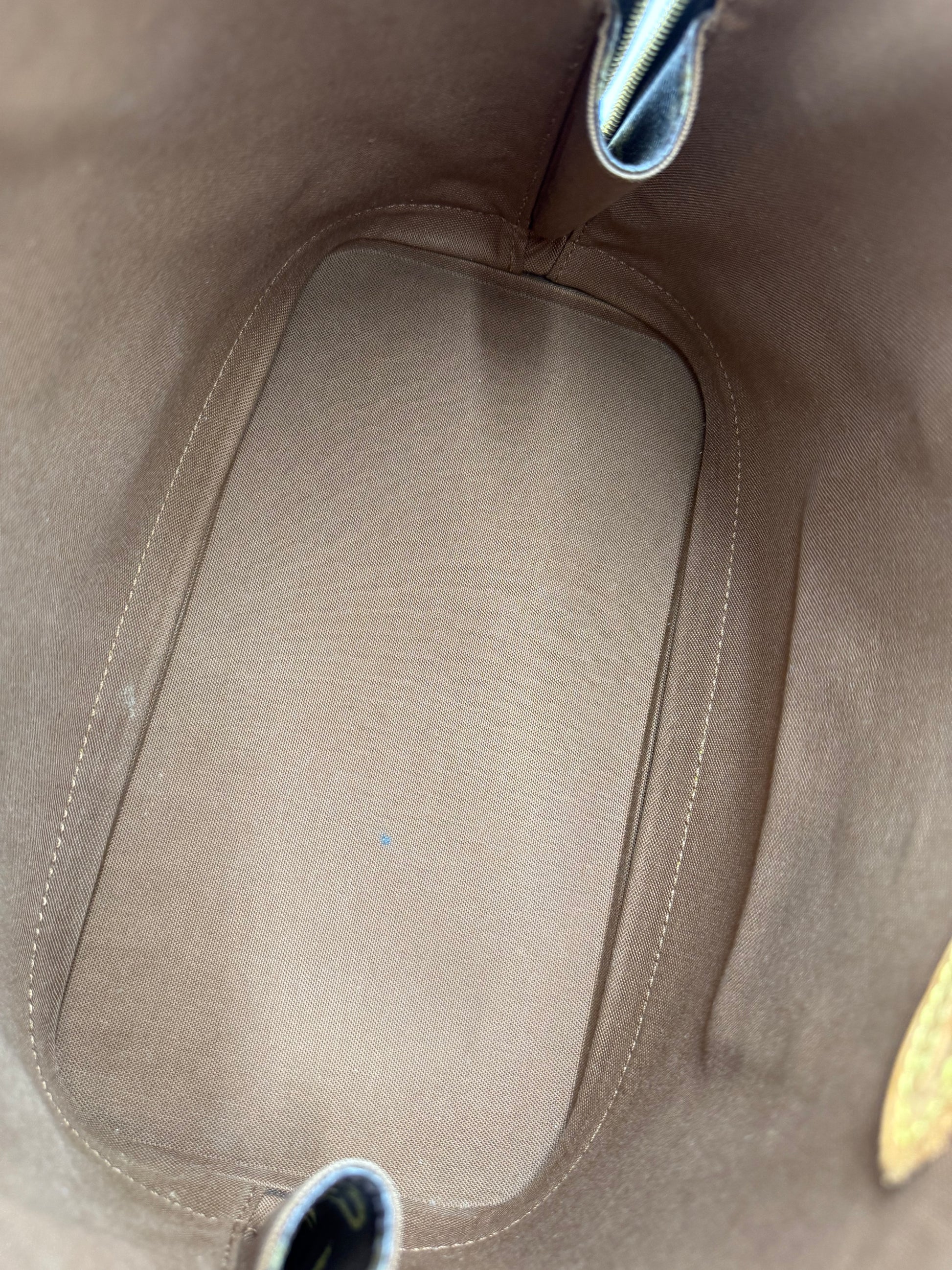 LOUIS VUITTON Alma PM Monogram Canvas Innenansicht mit braunem Stofffutter und Reißverschlusstasche