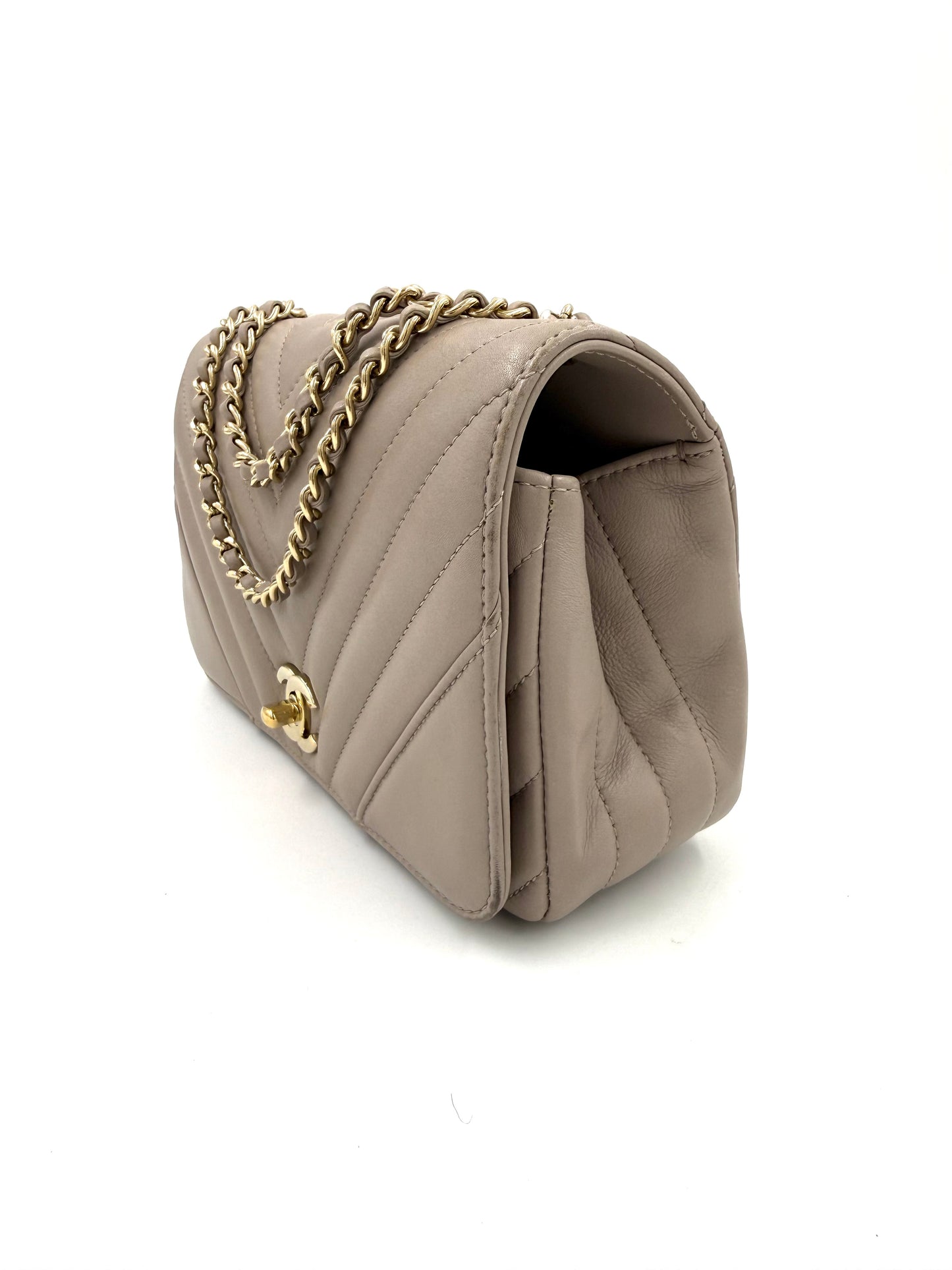 CHANEL Timeless Single Flap Bag Chevron taupe GHW aus weichem Leder mit goldfarbenem Kettenriemen und elegantem Design