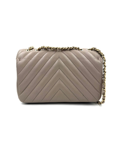 CHANEL Timeless Single Flap Bag Chevron taupe GHW aus gestepptem Leder mit goldfarbenem Kettenriemen im Luxusdesign