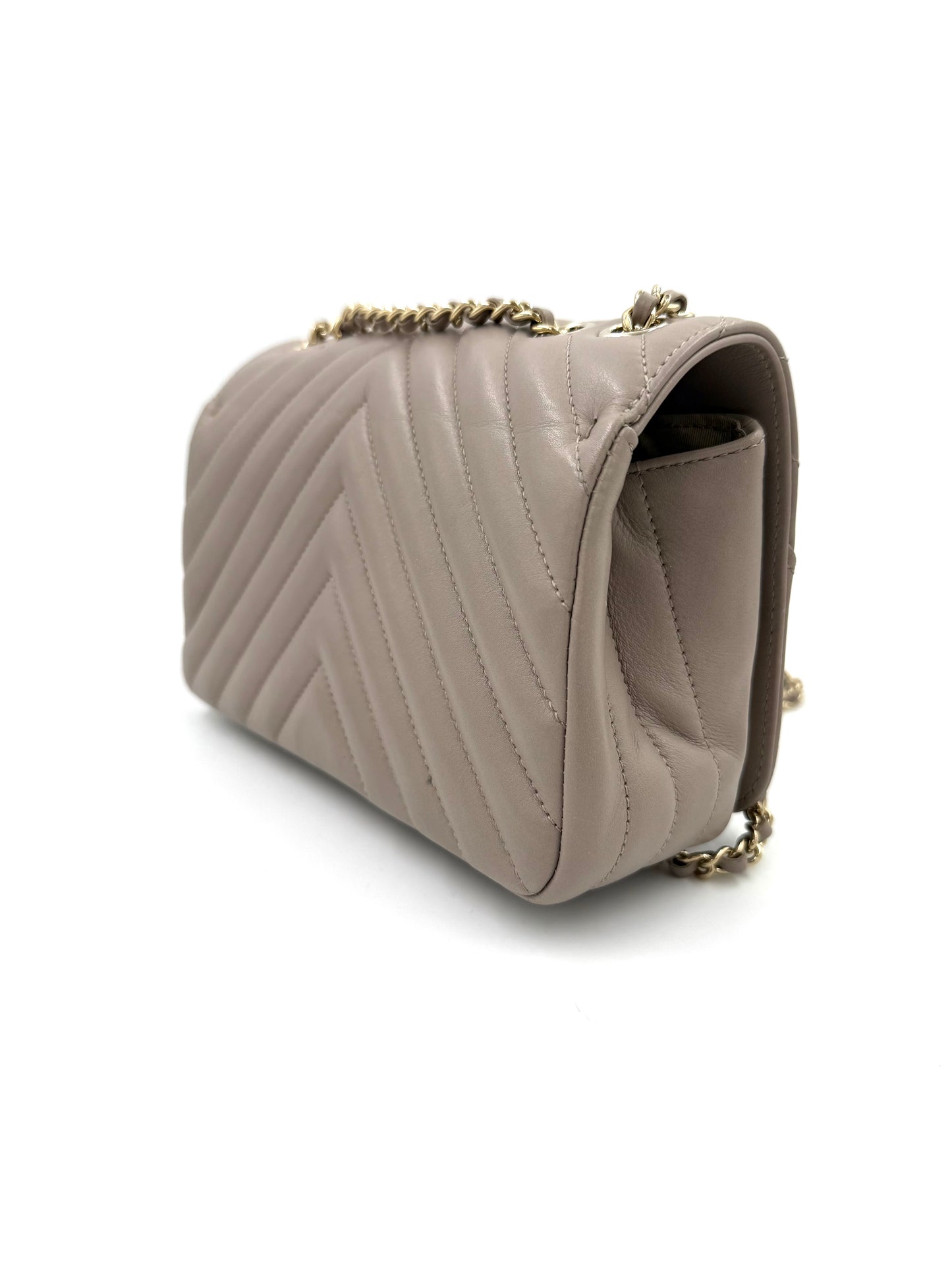 CHANEL Timeless Single Flap Bag Chevron taupe GHW mit gestepptem Chevron-Muster und goldfarbenem Kettenriemen aus Leder