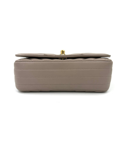 CHANEL Timeless Single Flap Bag Chevron taupe GHW Detailansicht Boden mit gestepptem Leder und feiner Nahtführung