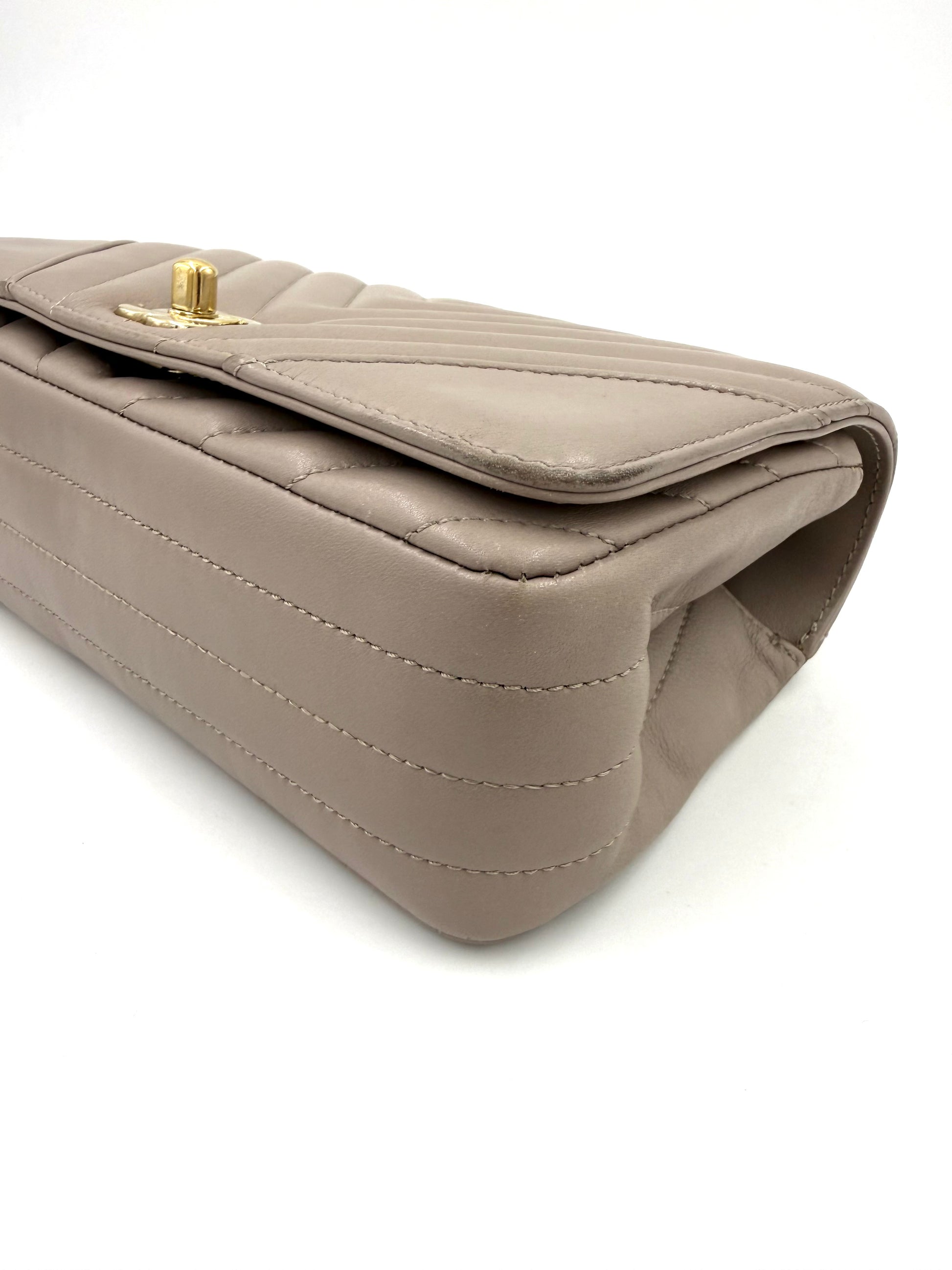 CHANEL Timeless Single Flap Bag Chevron taupe GHW Nahaufnahme der Ecken und feiner Naht im gesteppten Leder