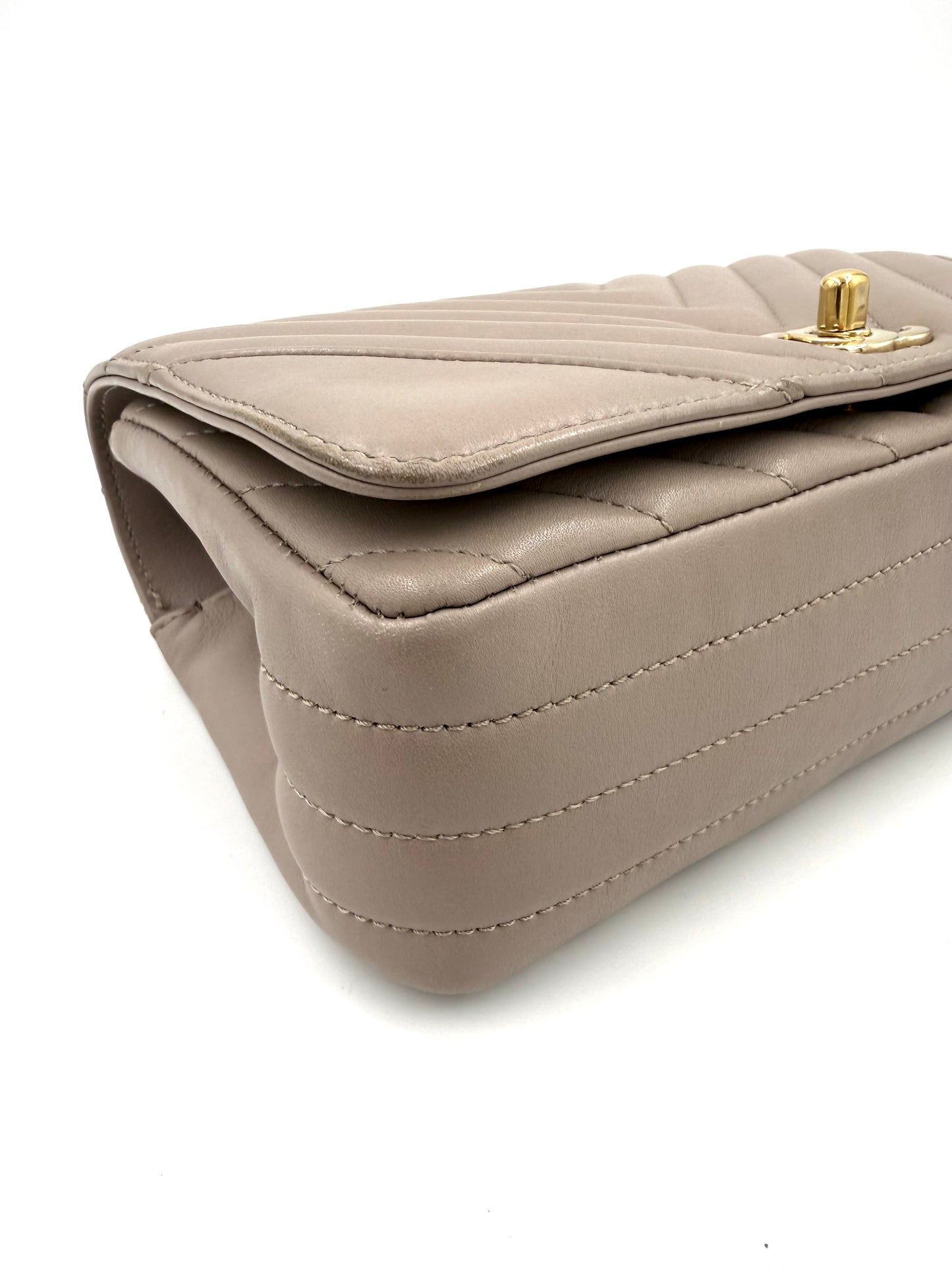 CHANEL Timeless Single Flap Bag Chevron taupe GHW feine Nahtführung und eleganter goldfarbener Drehverschluss am Taschenboden
