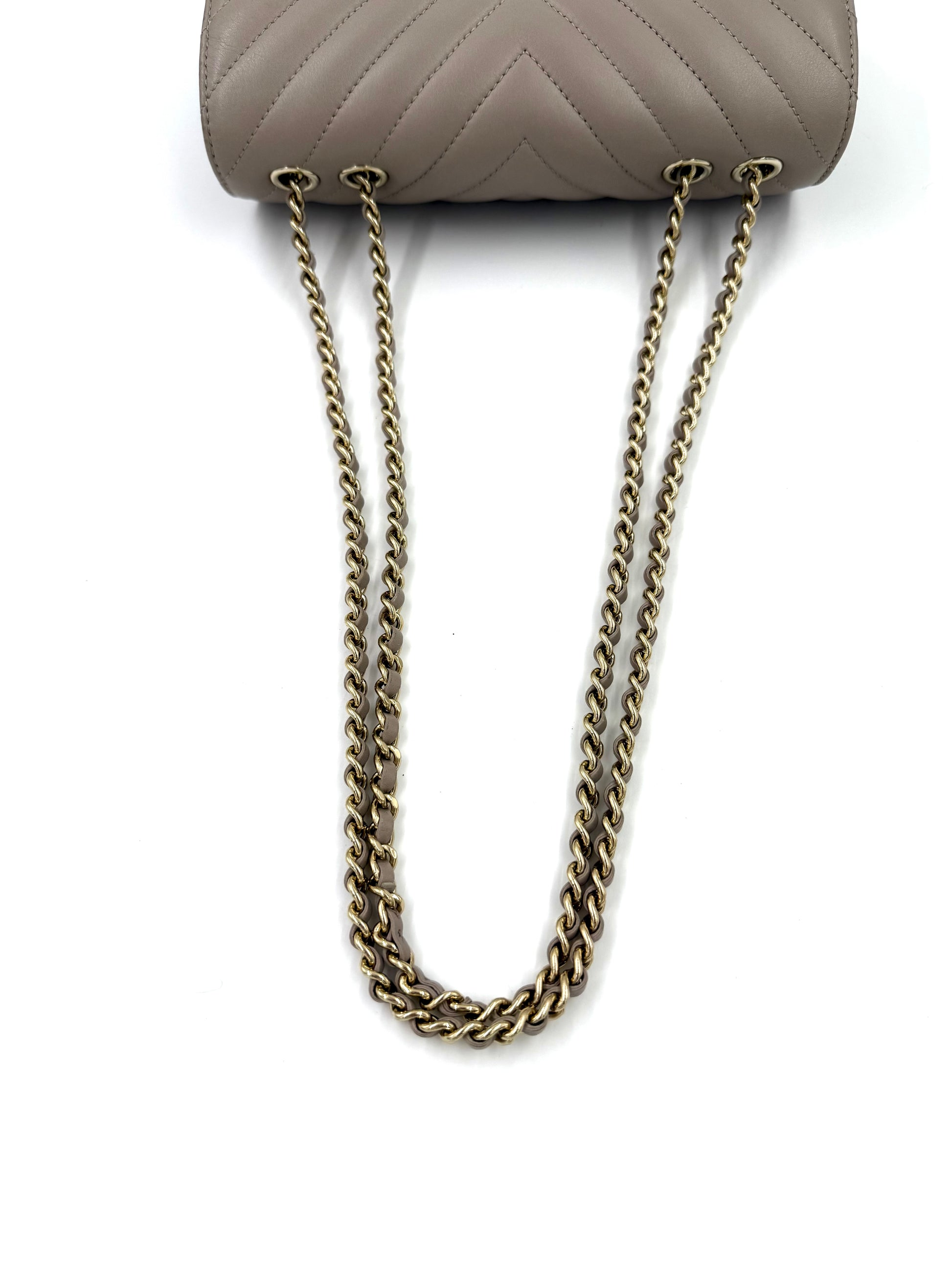 CHANEL Timeless Single Flap Bag Chevron taupe GHW mit goldfarbenem Kettenriemen und gestepptem Chevron-Muster aus Leder