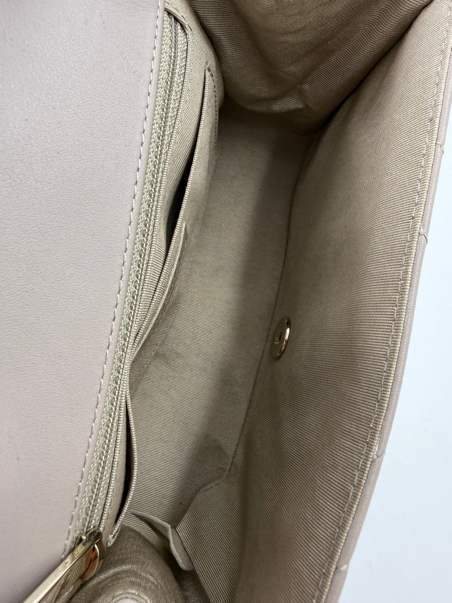 CHANEL Timeless Single Flap Bag Chevron taupe GHW Innenansicht mit Reißverschlussfach und beigem Innenfutter aus Textil