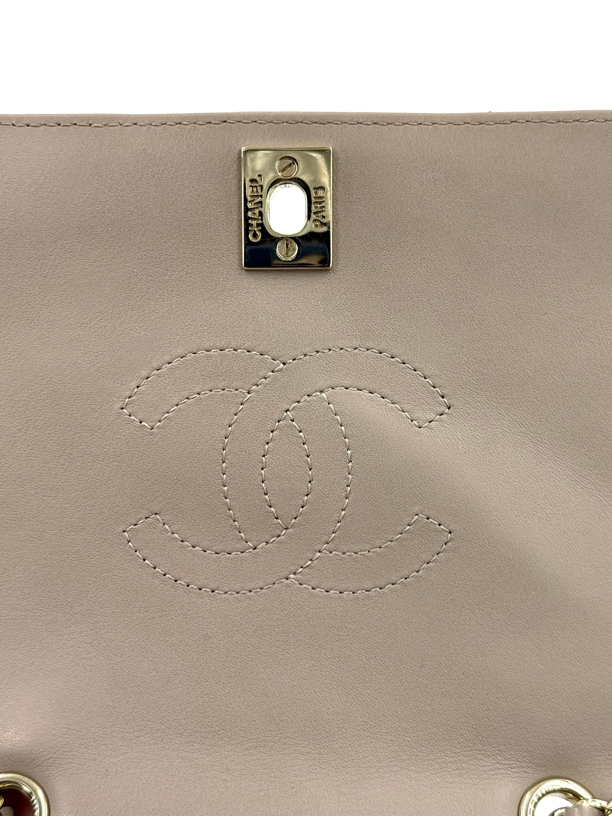 CHANEL Timeless Single Flap Bag Chevron taupe GHW Nahaufnahme gesticktes Doppel-C Logo und goldfarbenes Schloss innen aus weichem Leder