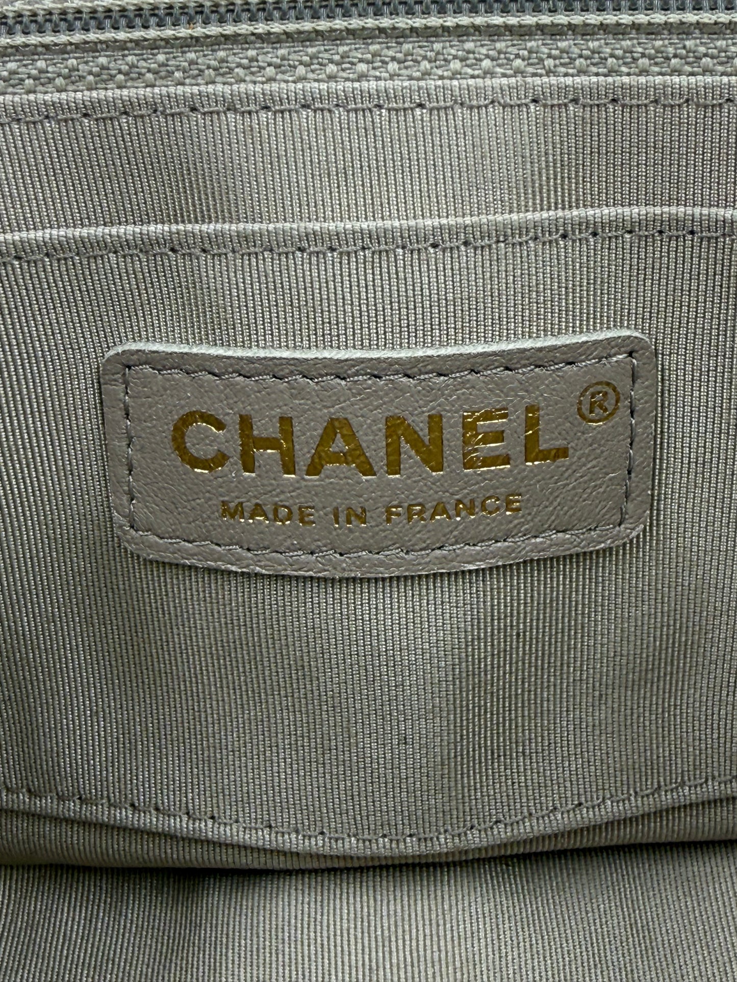CHANEL Timeless Single Flap Bag Chevron taupe GHW Innenetikett mit goldfarbener Prägung auf beigem Leder