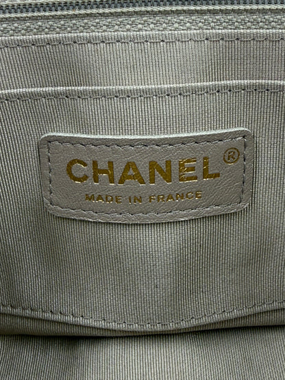 CHANEL Timeless Single Flap Bag Chevron taupe GHW Innenetikett mit goldfarbener Prägung auf beigem Leder