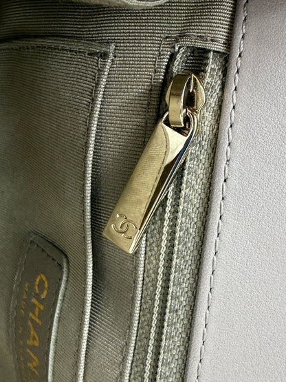 CHANEL Timeless Single Flap Bag Chevron taupe GHW goldfarbener Reißverschlussanhänger mit Doppel-C Logo am Innenfutter