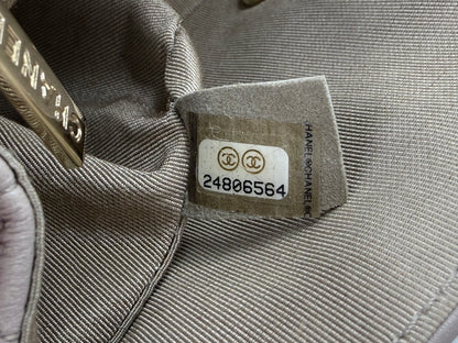 CHANEL Timeless Single Flap Bag Chevron taupe GHW Echtheitssticker mit Seriennummer im beigen Innenfutter aus Textil