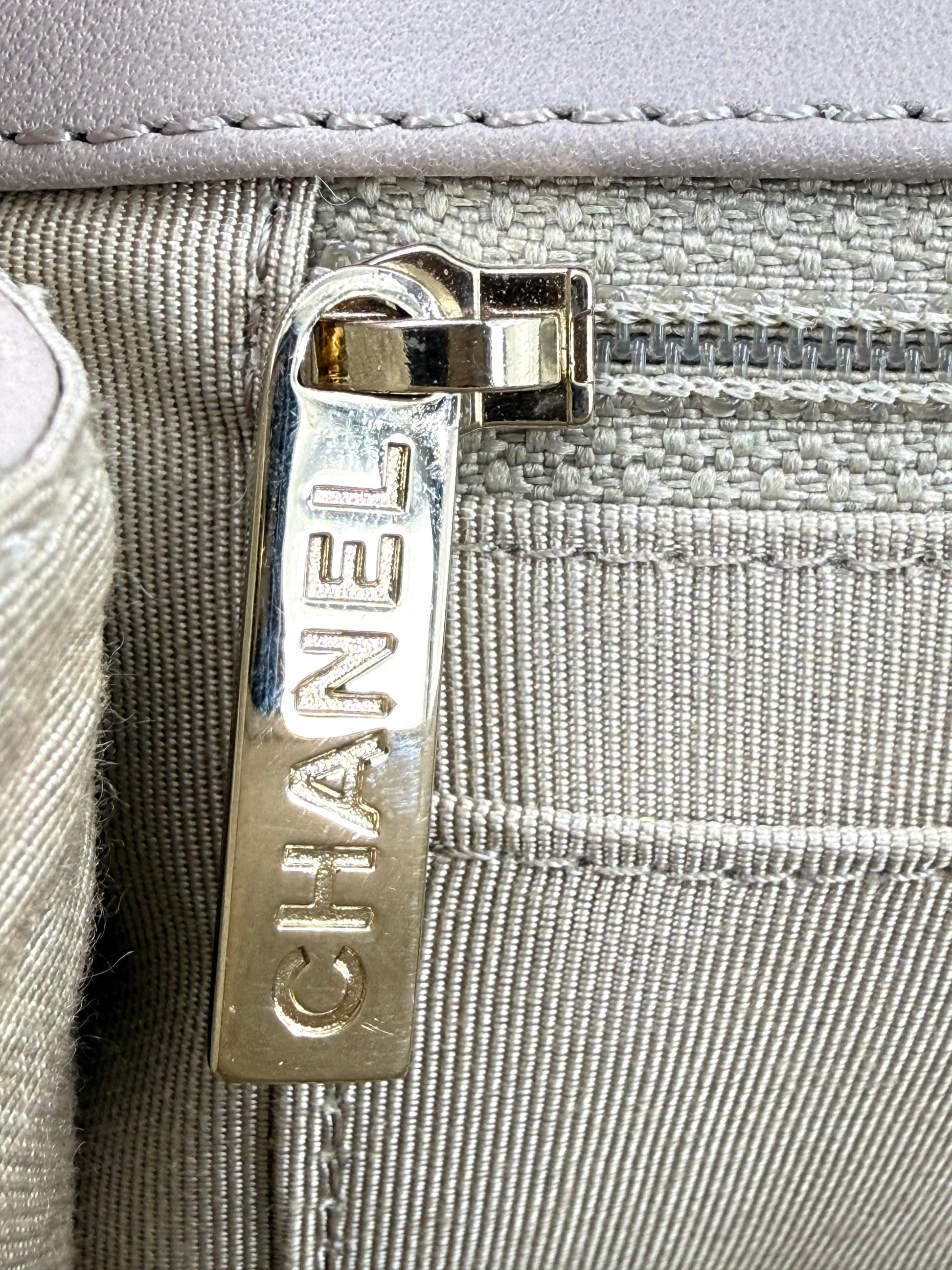 CHANEL Timeless Single Flap Bag Chevron taupe GHW goldfarbener Reißverschlussanhänger mit deutlicher Logo-Gravur am Innenfutter