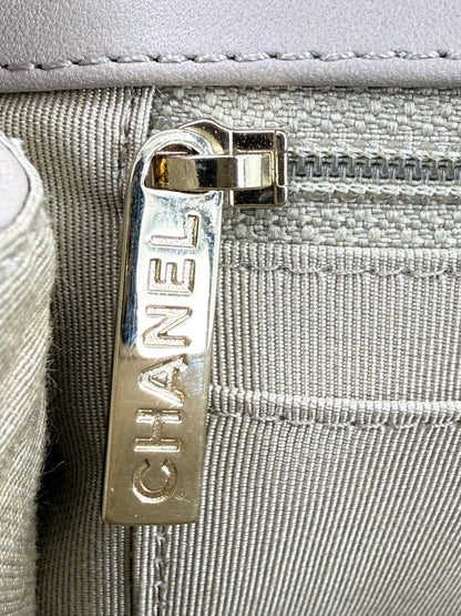 CHANEL Timeless Single Flap Bag Chevron taupe GHW goldfarbener Reißverschlussanhänger mit deutlicher Logo-Gravur am Innenfutter