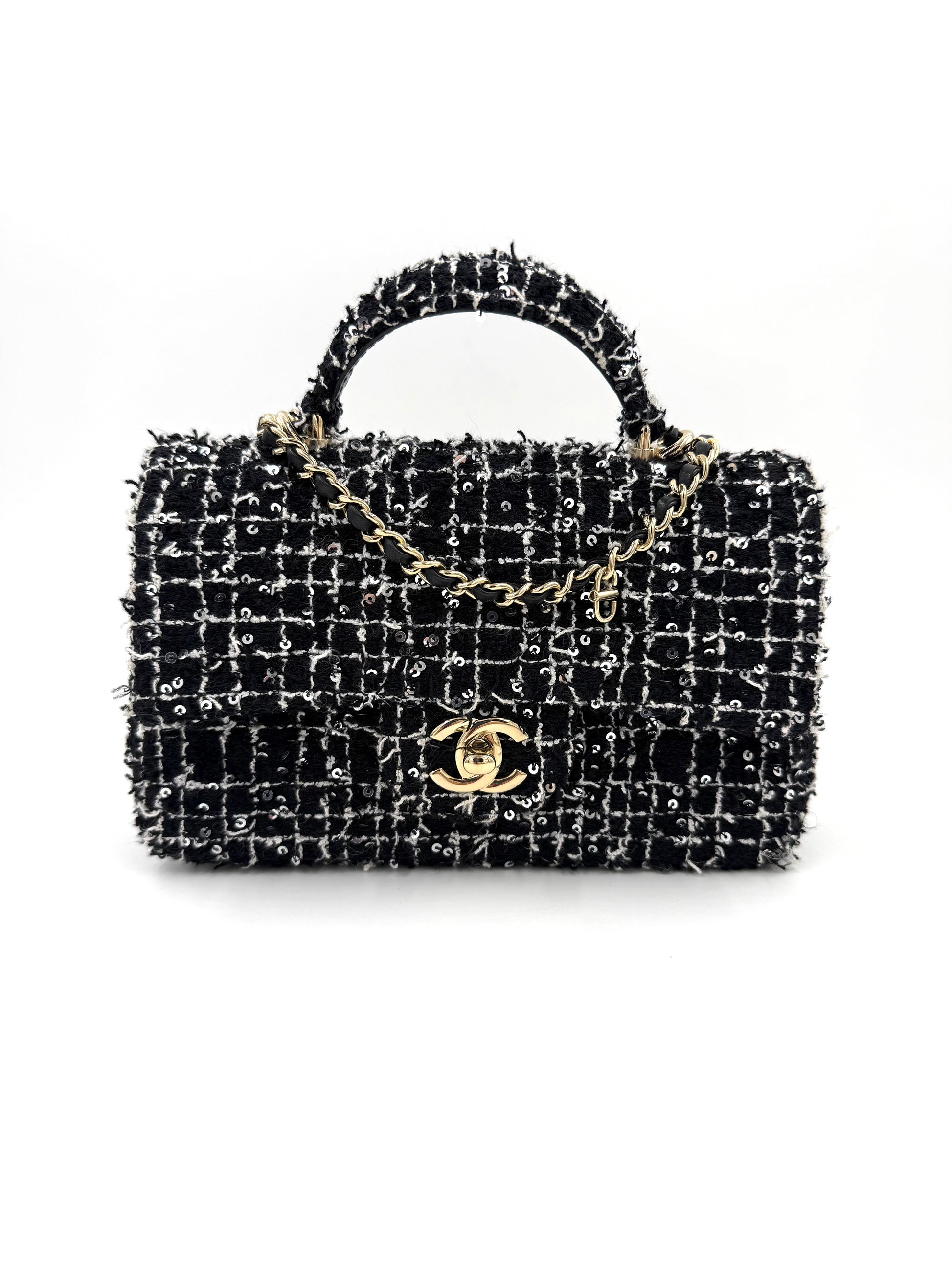 CHANEL Flap Bag Tweed schwarz/weiß GHW aus hochwertigem Tweed mit goldfarbenen Details und elegantem Design.