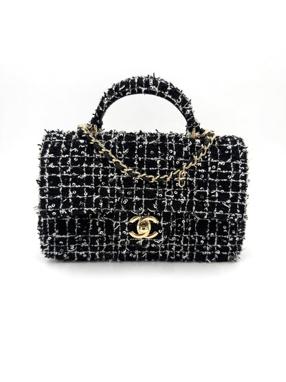 CHANEL Flap Bag Tweed schwarz/weiß GHW aus hochwertigem Tweed mit goldfarbenen Details und elegantem Design.