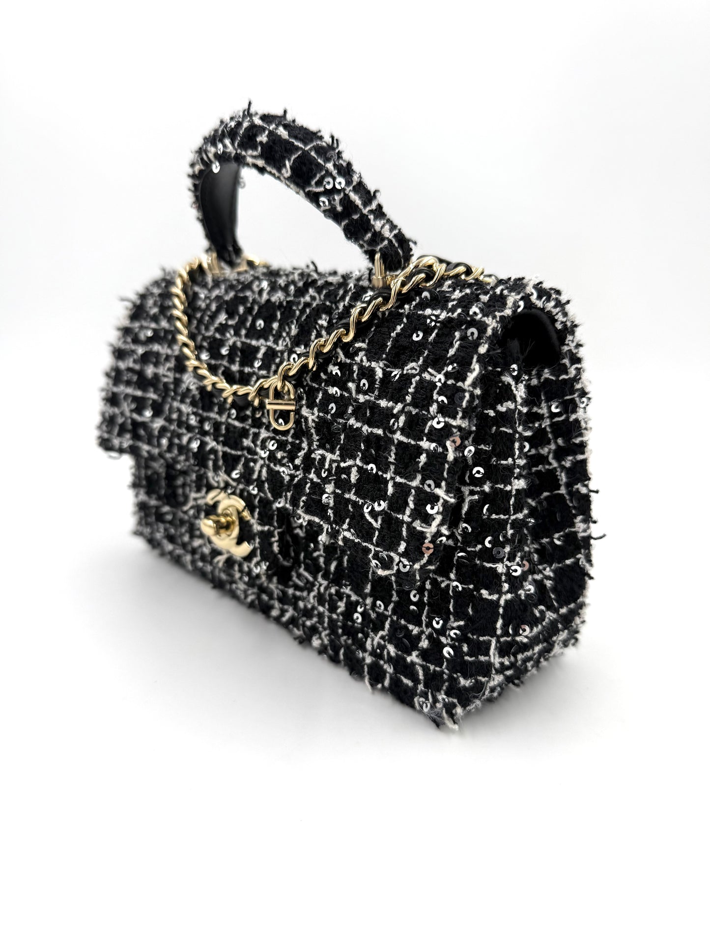 CHANEL Flap Bag Tweed schwarz/weiß GHW mit goldener Kette und klassischem Steppmuster in hochwertiger Verarbeitung