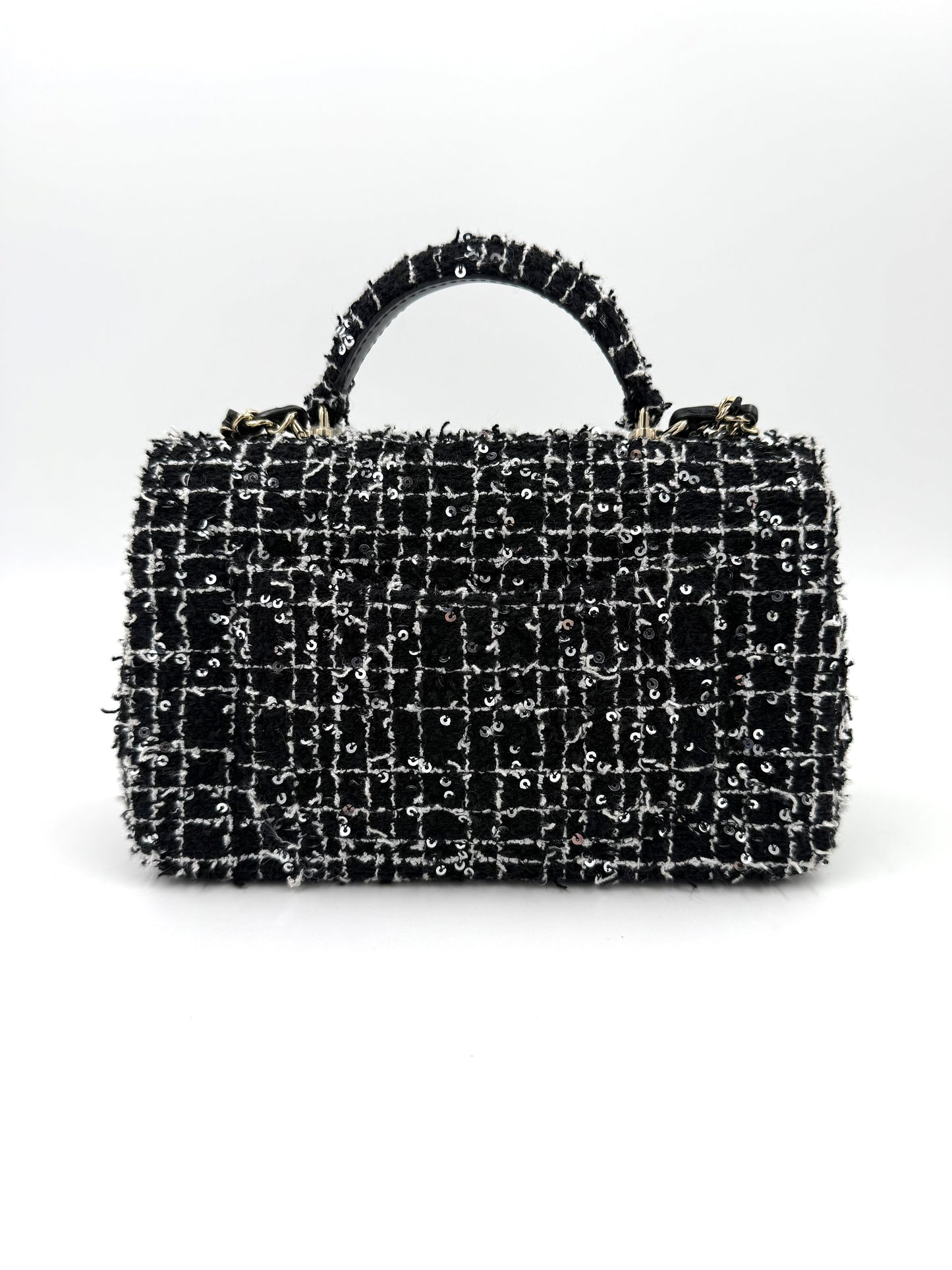 CHANEL Flap Bag Tweed schwarz/weiß GHW mit elegantem Tweed-Muster und goldfarbenen Details in München angeboten.