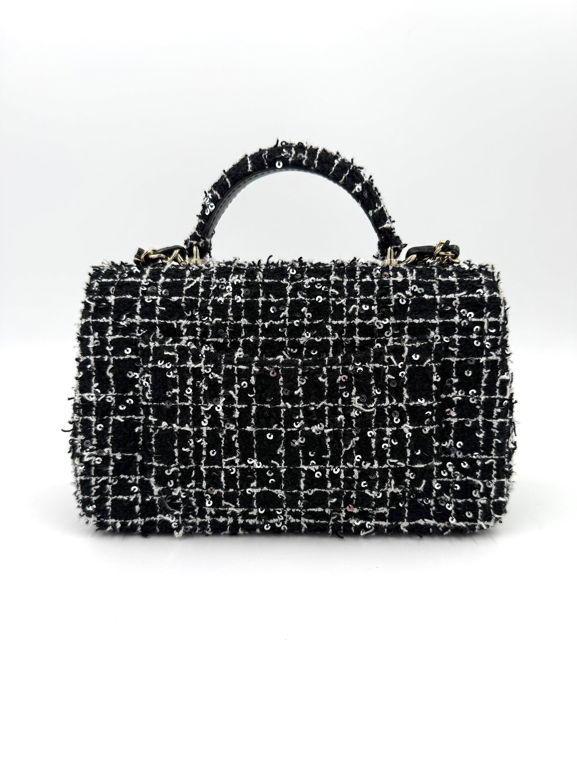CHANEL Flap Bag Tweed schwarz/weiß GHW mit elegantem Tweed-Muster und goldfarbenen Details in München angeboten.