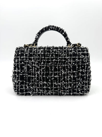 CHANEL Flap Bag Tweed schwarz/weiß GHW mit elegantem Tweed-Muster und goldfarbenen Details in München angeboten.